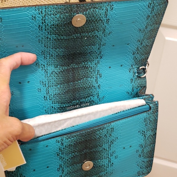 Michael Kors Large Gusset Crossbody - Picture 4 of 6